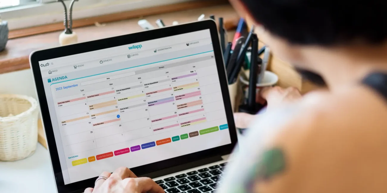 persona-utilizando-ordenador-con-agenda-digital-wilapp