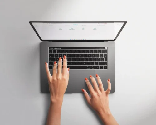 portatil-manos-mujer-uñas-rojas