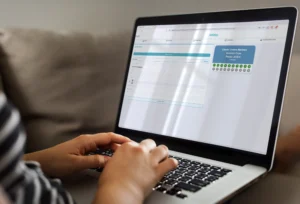 mujer con portatil utilizando erp wilapp