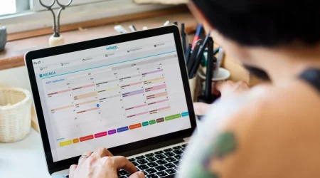 persona-utilizando-ordenador-con-agenda-digital-wilapp
