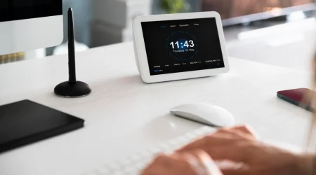 cerrar-las-manos-escribiendo-en-el-teclado