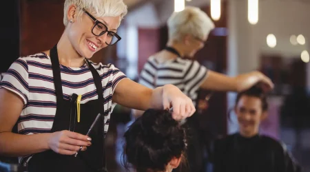 peluquera cortando el pelo