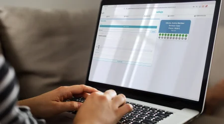 mujer con portatil utilizando erp wilapp